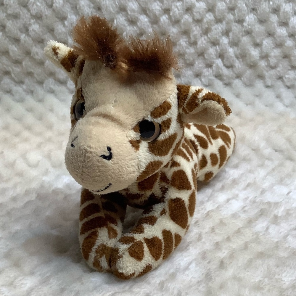 The Petting Zoo Giraffe 7 inches Magnetic Front Paws Stuffed Animal Plush